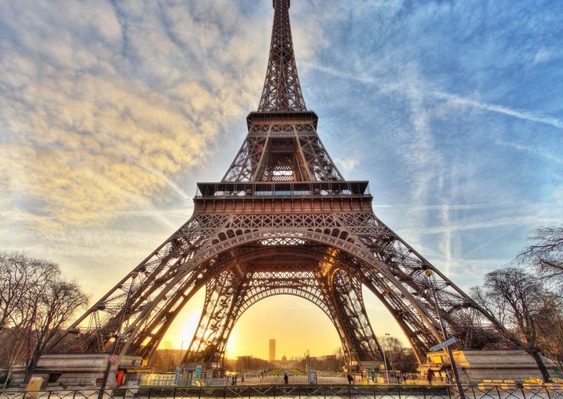 Chiêm bao thấy tháp Eiffel tượng trưng cho sức mạnh và sự trường tồn